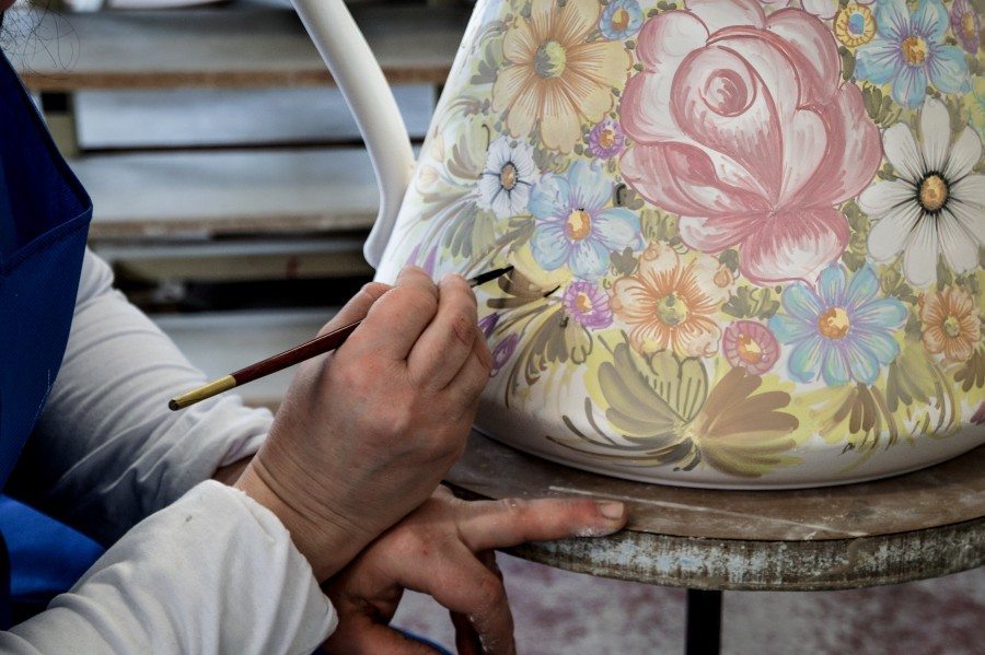 Come dipingere sulla ceramica: l'arte di essere artigiani